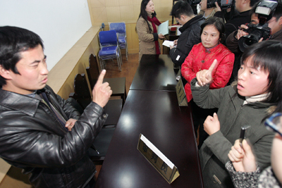 聾啞人打官司咋開(kāi)庭? 高新區(qū)法院花錢(qián)請(qǐng)倆&ldquo;手語(yǔ)翻譯&rdquo;